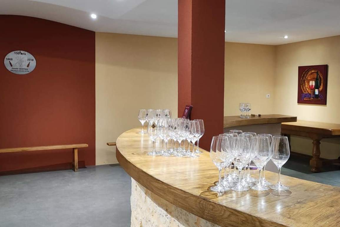 verres de vin sur un comptoir